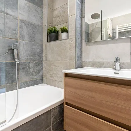 {10 Minutes From Centre} Free Wi-fi & Netflix